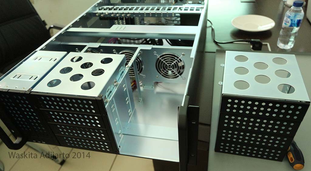 Mencopot hard disk bay depan
