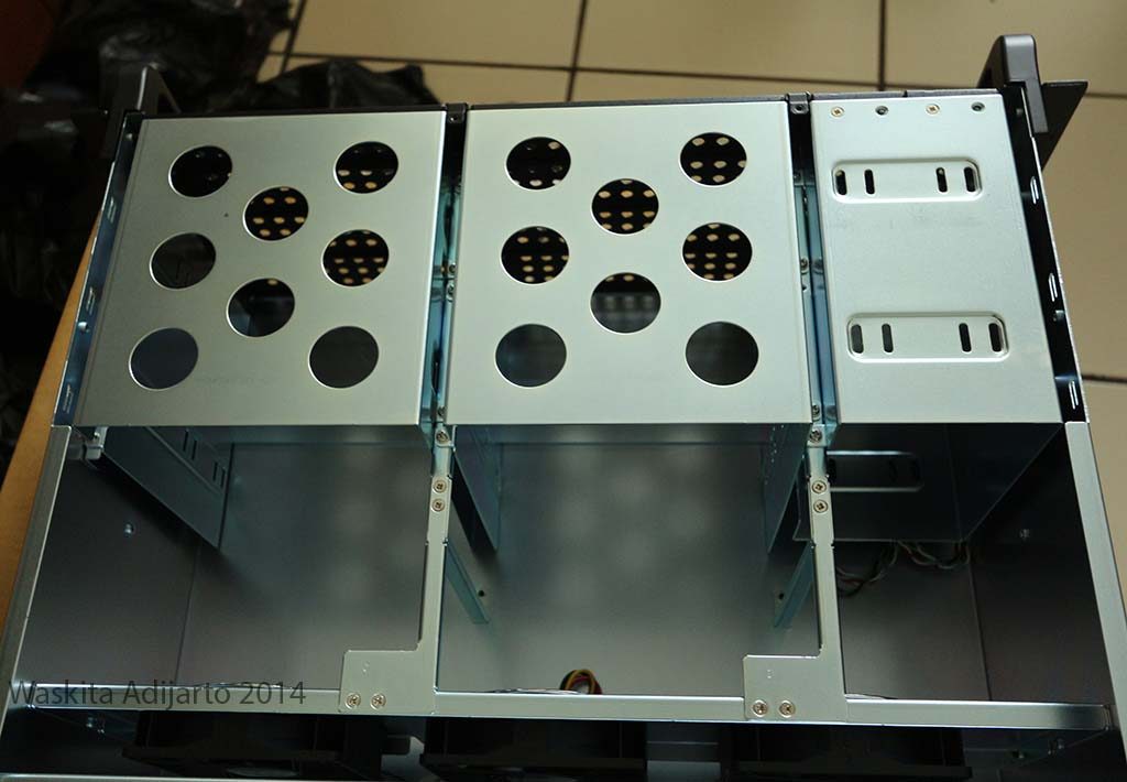 Hard disk bay di bagian depan