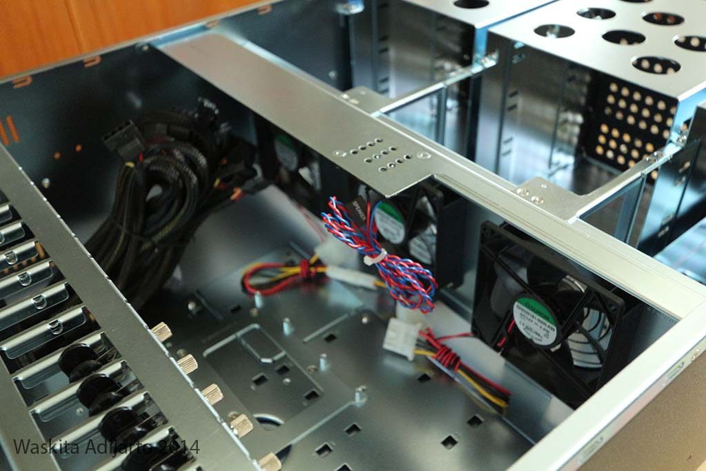 Bagian tengah, terdapat sensor pembukaan casing dan kipas mainboard