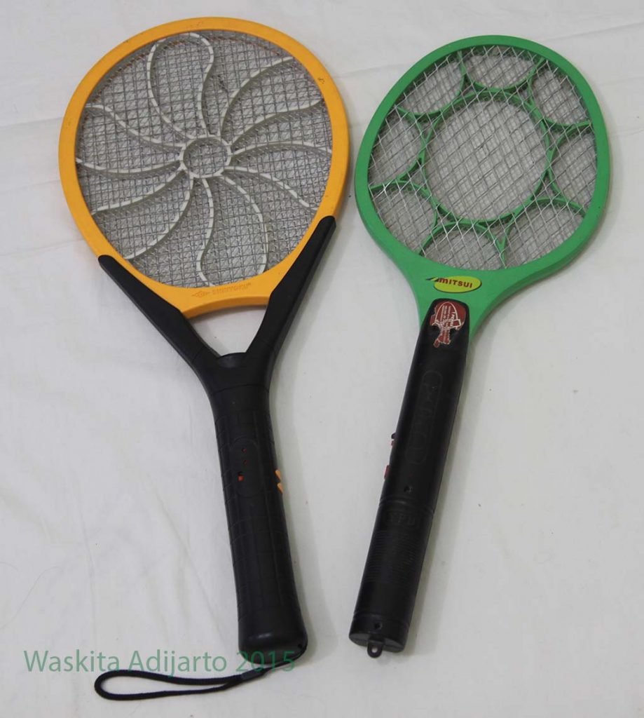 Raket nyamuk besar dan kecil