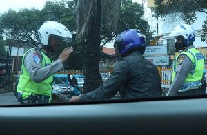 Polisi dan pengendara motor