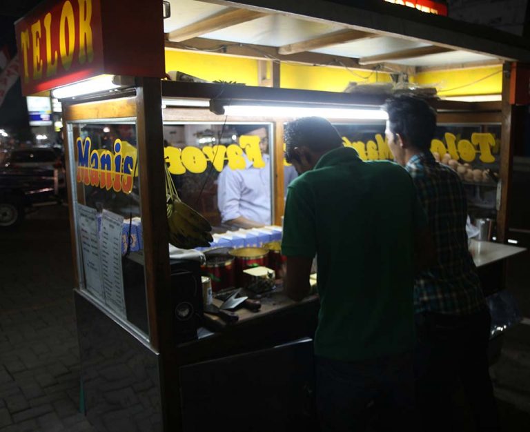 Penjual martabak yang sedang membuat martabak
