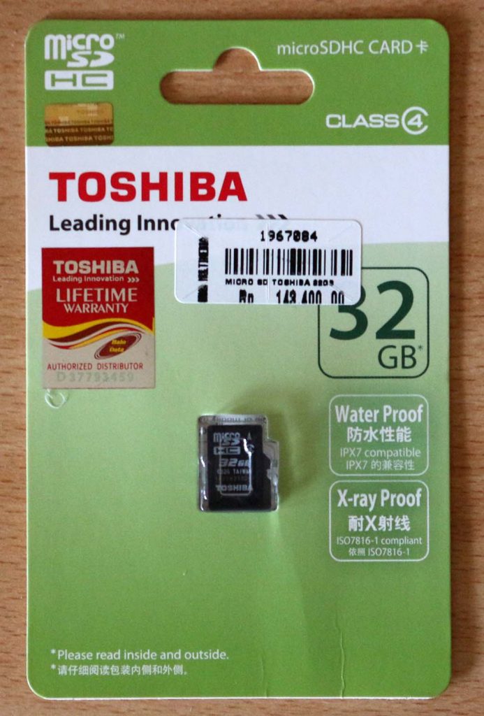 Penampakan depan wadah MicroSD 32GB dari Toshiba