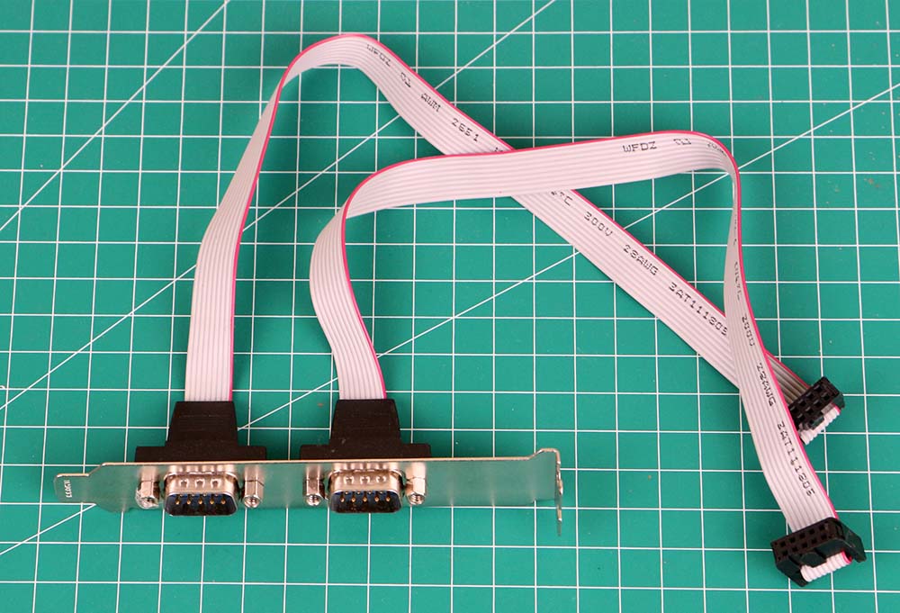 Konektor port serial DB9 untuk COM1 dan COM2